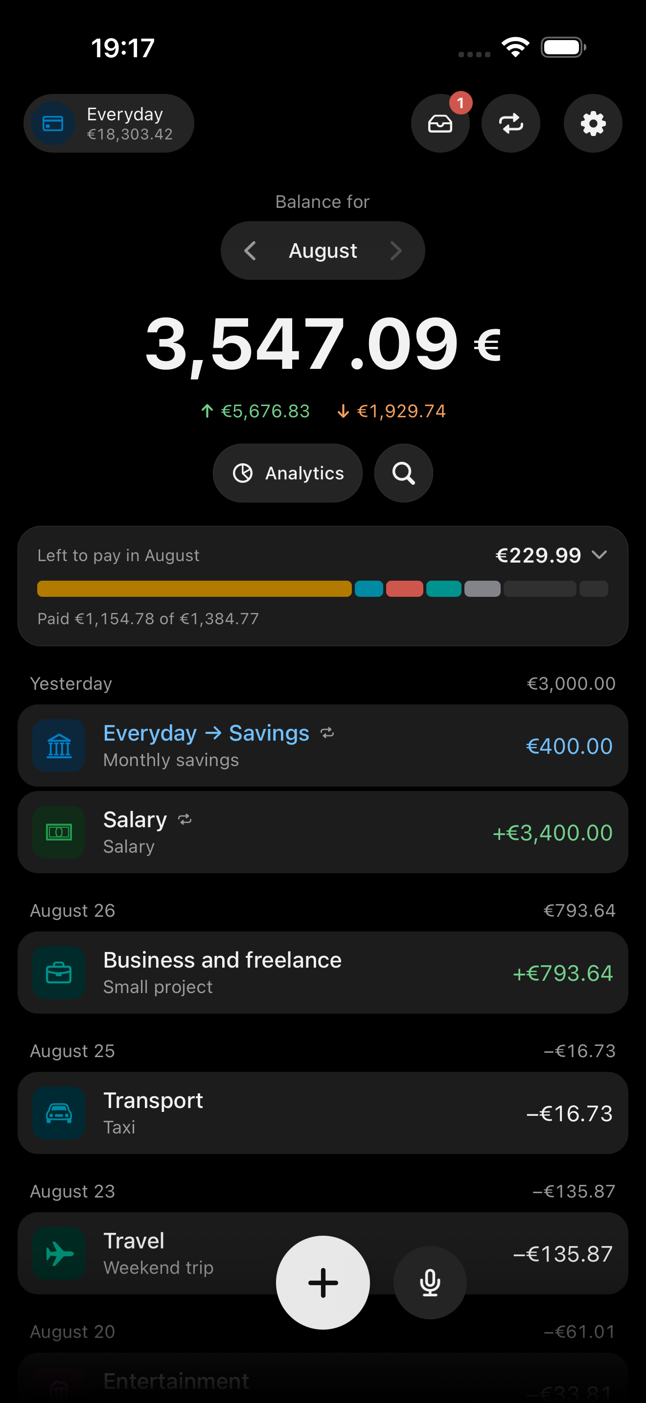 The home screen: the month total, the account balance and the list of operations by day.